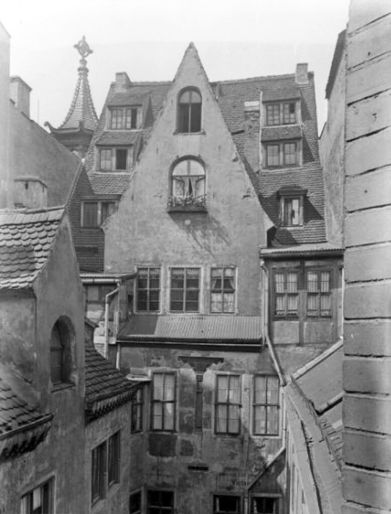 Der Innenbereich von Deutrichs Hof in Leipzig nach Westen mit eingemauerter Holzsäule, 1905 / Public Domain