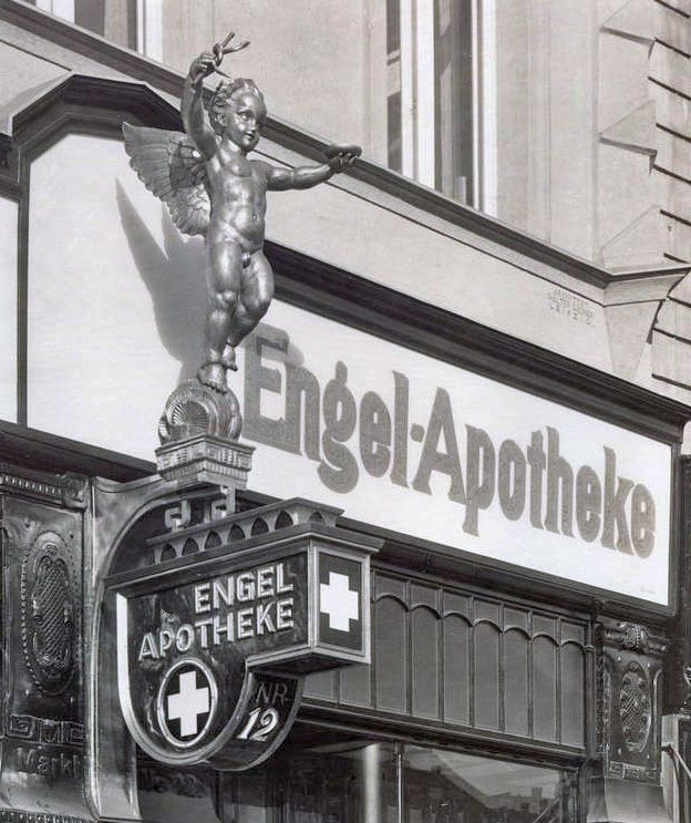 Die Engel-Apotheke am Markt in Leipzig, Werbeausleger, 1927 / Public Domain