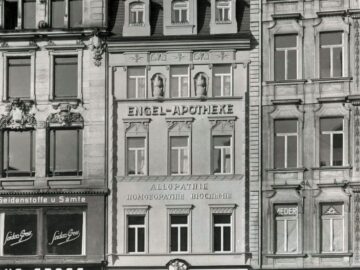 Die Engel-Apotheke am Markt in Leipzig nach den Bauarbeiten im Sommer 1927 / Public Domain