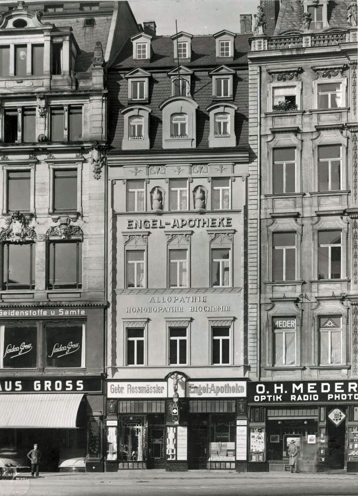  Die Engel-Apotheke am Markt in Leipzig nach den Bauarbeiten im Sommer 1927 / Public Domain