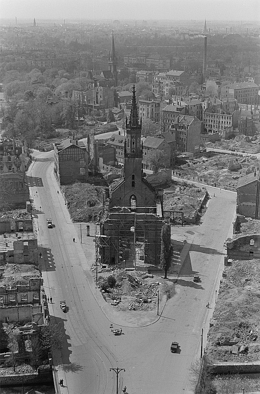 Blick vom Neuen Rathaus auf die Ruine der Trinitatiskirche, 1950 / <a href="https://commons.wikimedia.org/wiki/File:Fotothek_df_roe-neg_0002622_002_Blick_vom_Neuen_Rathaus_auf_die_Ruine_der_Trinitatiskirche.jpg">Deutsche Fotothek‎</a>, <a href="https://creativecommons.org/licenses/by-sa/3.0/de/deed.en">CC BY-SA 3.0 DE</a>, via Wikimedia Commons