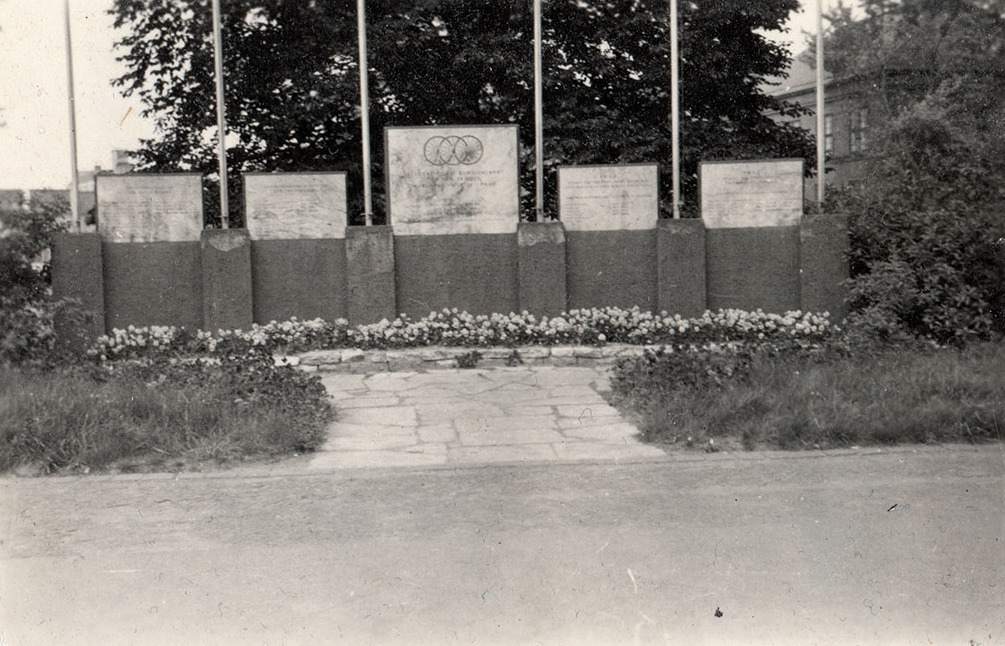 Frontale Gesamtansicht des Denkmals, um 1960 / <a href="https://commons.wikimedia.org/wiki/File:Friedensfahrt-Denkmal_Leipzig.jpg">Sammlung Wohlrath</a>, <a href="https://creativecommons.org/licenses/by-sa/3.0/de/deed.en">CC BY-SA 3.0 DE</a>, via Wikimedia Commons