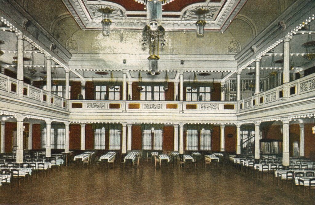 Saal in den Friedrichshallen in Leipzig-Connewitz um 1911 / Public Domain