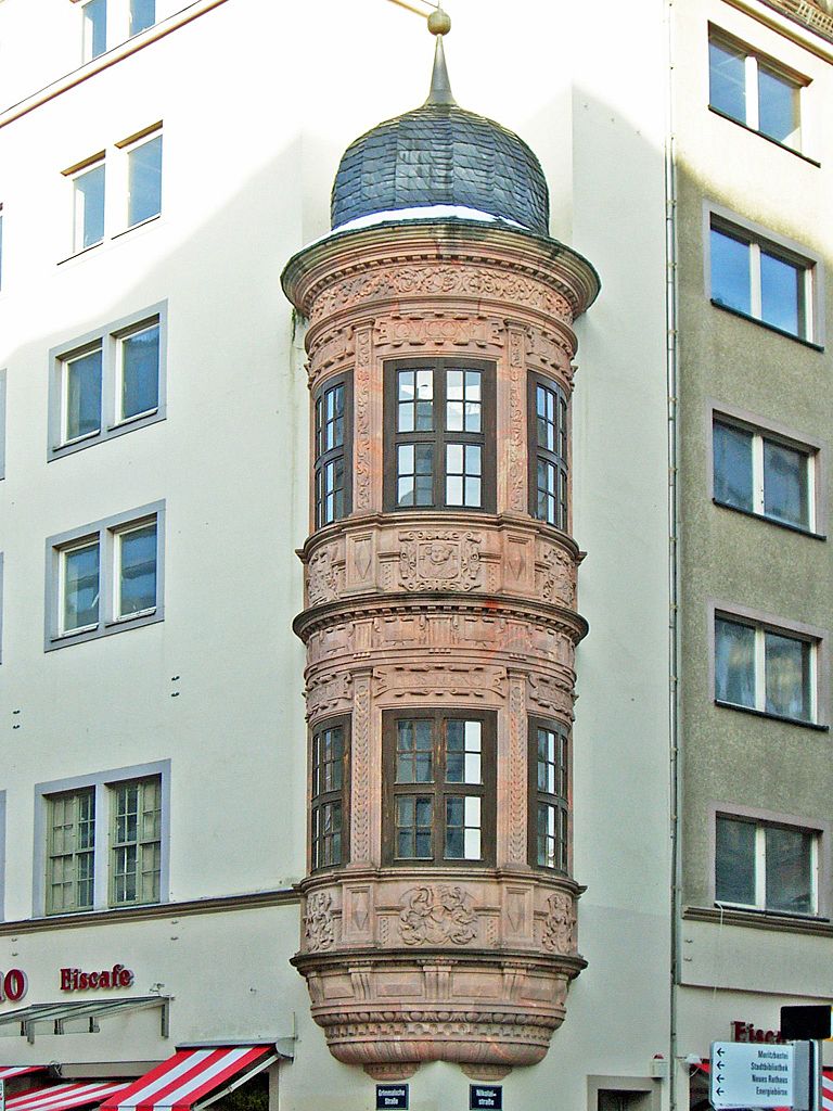 Kopie des östlichen Runderkers an einem Leipziger Neubau in der Grimmaischen Straße 17 / <a href="https://commons.wikimedia.org/wiki/File:F%C3%BCrstenerker.jpg">Geisler Martin</a>, <a href="https://creativecommons.org/licenses/by-sa/3.0">CC BY-SA 3.0</a>, via Wikimedia Commons