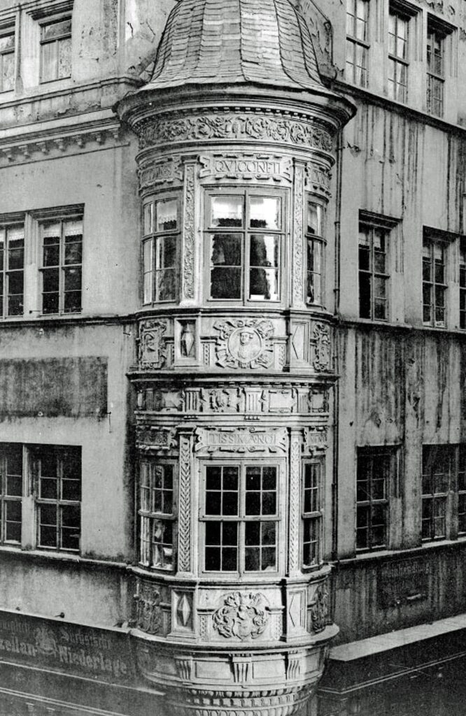 Der westliche Erker am Fürstenhaus in Leipzig um 1900 / Public Domain