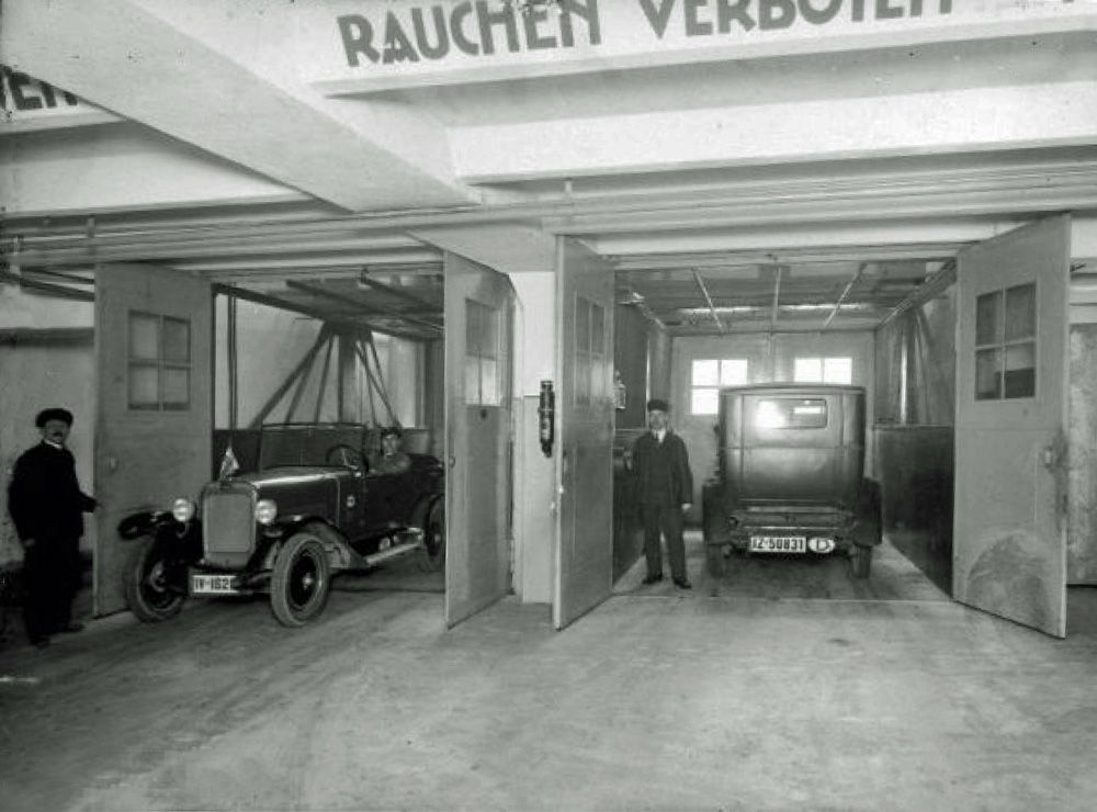 PKW-Aufzug in der Großgarage "Goldene Laute" in Leipzig, 1928 / Public Domain