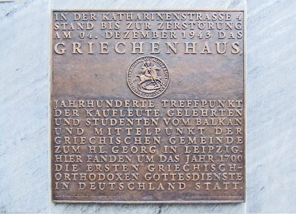  Das Griechenhaus in Leipzig, Zentrum des mitteleurop. Griechentums von der Renaissance bis in das 20. Jahrhundert, zerstört 1943. Heute befindet sich dort das Café Pinguin, die Gedenktafel ist an der Seite des Gebäudes angebracht. / <a href="https://commons.wikimedia.org/wiki/File:Griechenhaus.JPG">Christos Vittoratos</a>, <a href="https://creativecommons.org/licenses/by-sa/2.5">CC BY-SA 2.5</a>, via Wikimedia Commons