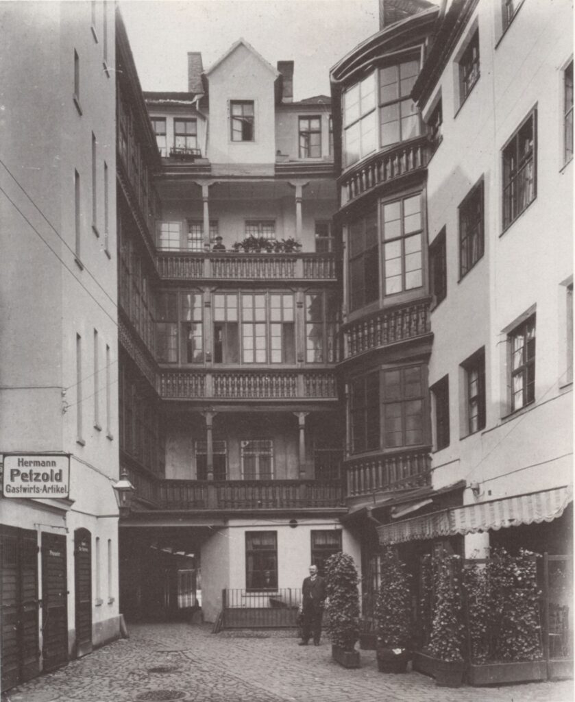 Der Innenhof des Gebäudes, um 1890 / Public Domain