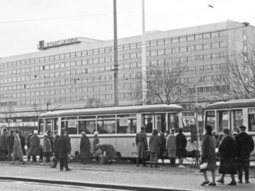 Hotel Stadt Leipzig vm Bahnhofsvorplatz aus, 1965 / FOTO:FORTEPAN / Nagy Gyula, CC BY-SA 3.0, via Wikimedia Commons