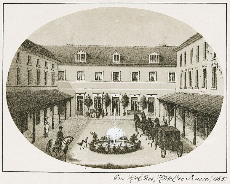  Im Hof des Hotels de Prusse in Leipzig (1865) / Public Domain