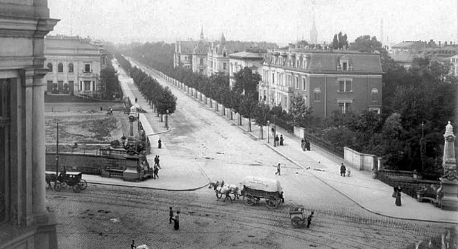 Karl-Tauchnitz-Straße an der Karl-Tauchnitz-Brücke, Kreuzung Harkortstraße Martin-Luther-Ring, gegenüber der Pleißenburg (heute Neues Rathaus) um 1900 / Public Domain