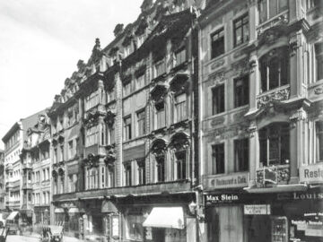 Katharinenstraße 14-20 in Leipzig um 1905. Mitte das Hohmannsche Haus, rechts das Schellhafersche bzw. Oertelsche Haus, ehemals mit dem Zimmermannschen Kaffeehaus / Public Domain