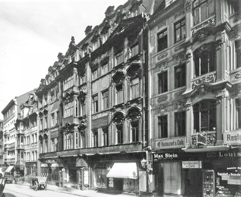  Katharinenstraße 14-20 in Leipzig um 1905.Mitte das Hohmannsche Haus, rechts das Schellhafersche bzw. Oertelsche Haus, ehemals mit dem Zimmermannschen Kaffeehaus / Public Domain