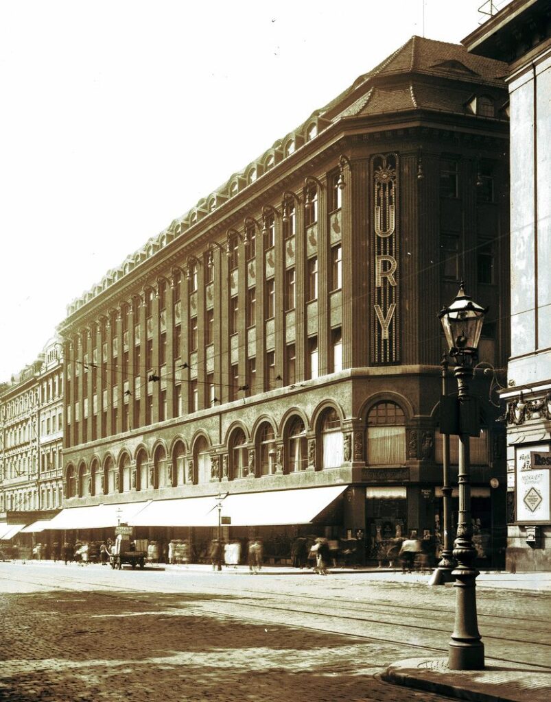 Warenhaus Ury Gebr. am Königsplatz in Leipzig um 1920 / Public Domain