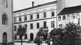 Das Konviktgebäude im Paulinerhof der Universität Leipzig um 1890. Links das Mittelpaulinum / Public Domain