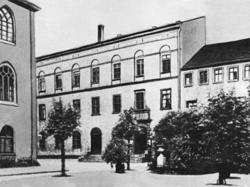 Das Konviktgebäude im Paulinerhof der Universität Leipzig um 1890. Links das Mittelpaulinum / Public Domain