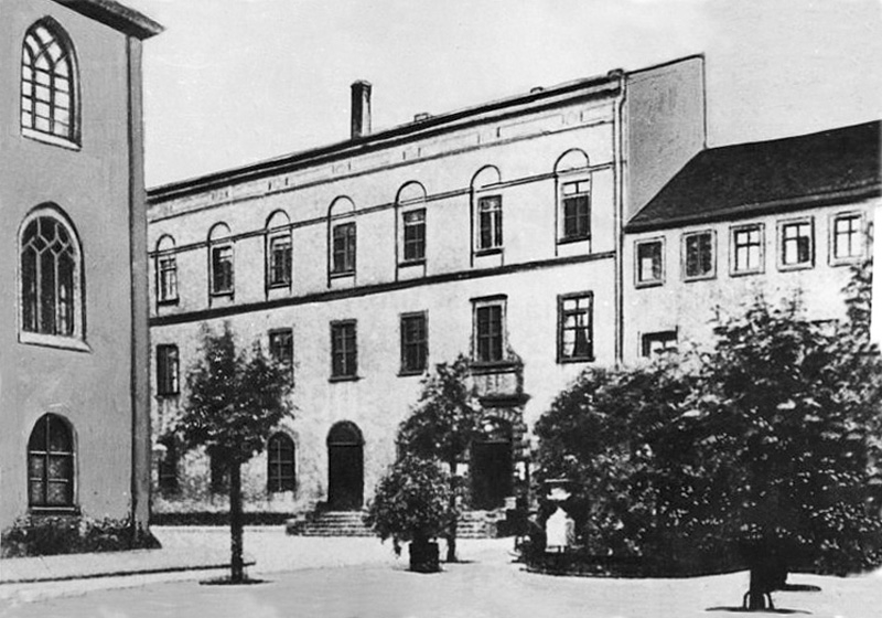 Das Konviktgebäude im Paulinerhof der Universität Leipzig um 1890. Links das Mittelpaulinum / Public Domain