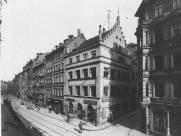 Das Kramerhaus in Leipzig, Neumarkt / Kupfergasse Nr. 1 im Jahre 1899. Das Haus wurde im Zuge des Neubaus "Städtisches Kaufhaus" abgebrochen / Public Domain