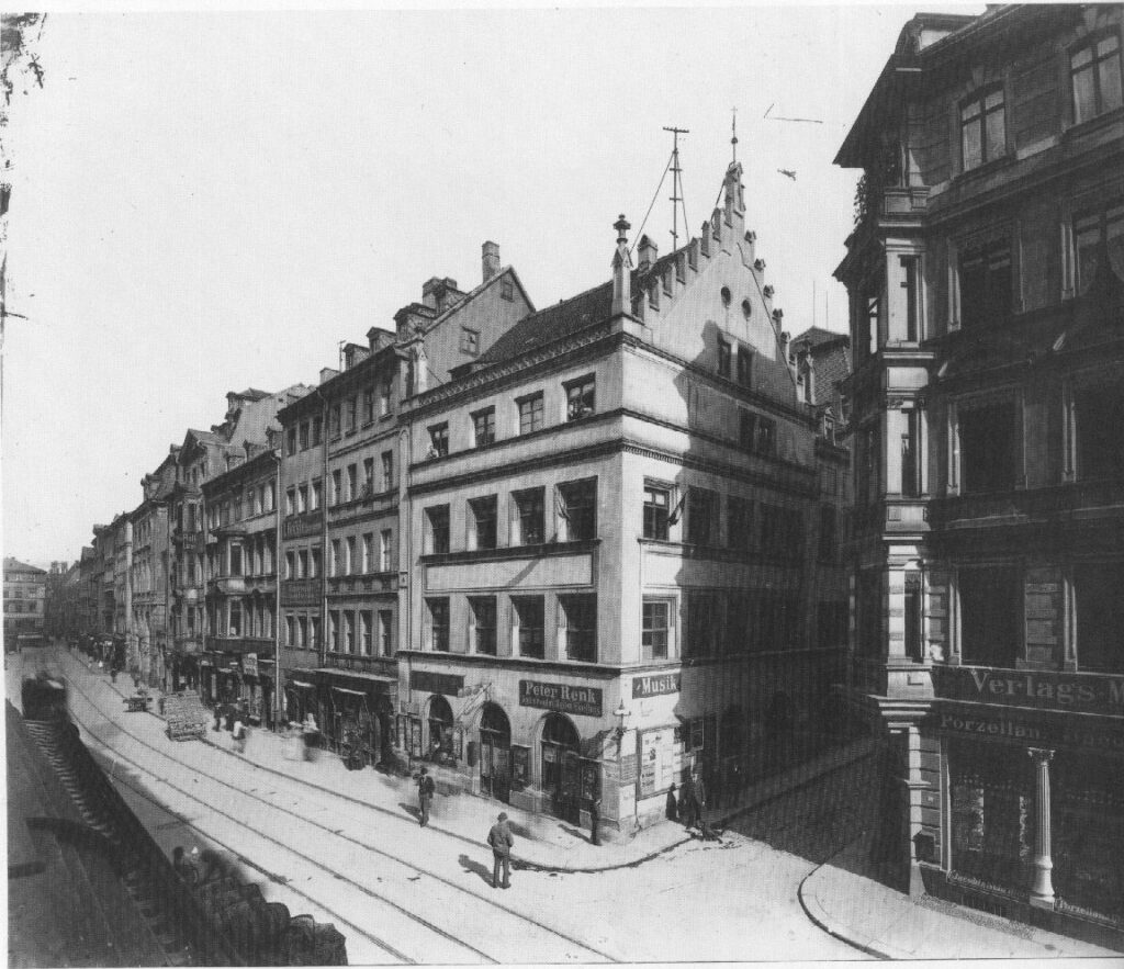 Das Kramerhaus in Leipzig, Neumarkt / Kupfergasse Nr. 1 im Jahre 1899. Das Haus wurde im Zuge des Neubaus "Städtisches Kaufhaus" abgebrochen / Public Domain