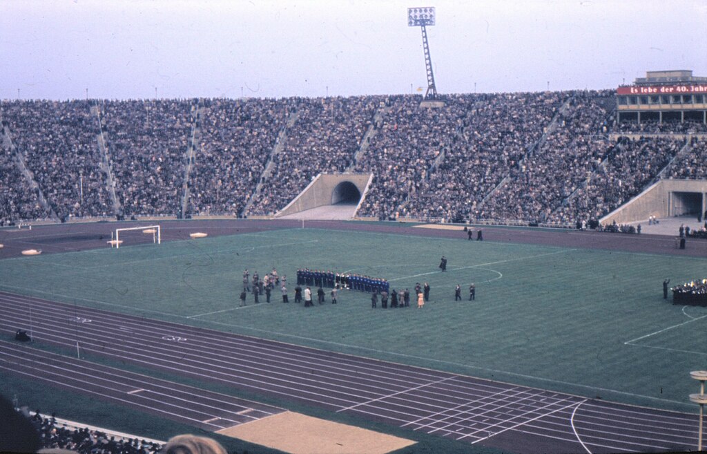 WM-Qualifikationsspiel DDR - Tschechoslowakei 1 : 4 am 27.10.1957 / <a href="https://commons.wikimedia.org/wiki/File:Leipzig_1957_005a.jpg">Allu7a</a>, <a href="https://creativecommons.org/licenses/by-sa/4.0">CC BY-SA 4.0</a>, via Wikimedia Commons