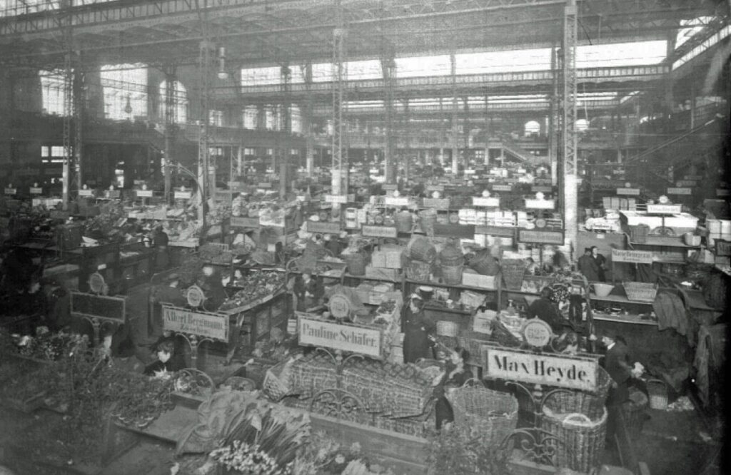 Im Inneren der Leipziger Markthalle um 1917 / Public Domain