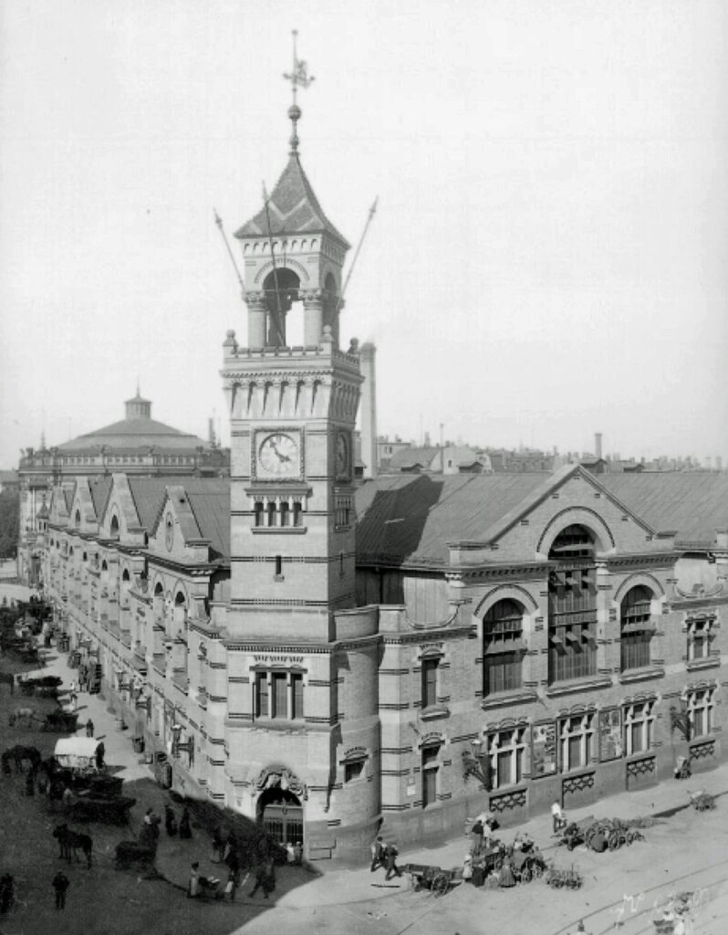 Die ehemalige Zentralmarkthalle in Leipzig von Südwesten um 1900 / Public Domain