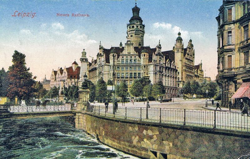 Neues Rathaus mit Karl-Tauchnitz-Brücke in Leipzig, 1912 / Public Domain