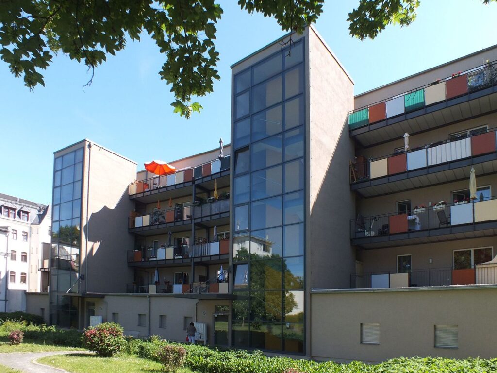  Ranstädter Steinweg 10-10a in Leipzig. Apartmentgebäude in der ehemaligen Großgarage Goldene Laute im Hof von Ranstädter Steinweg 8, 2016 / <a href="https://commons.wikimedia.org/wiki/File:Lzg._Ranst._Stw._10-10a.jpg">Martin Geisler</a>, <a href="https://creativecommons.org/licenses/by-sa/4.0">CC BY-SA 4.0</a>