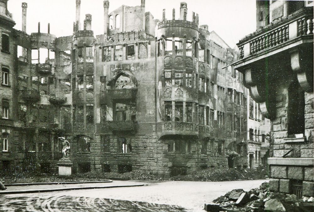 Die Ruine des Märchenhauses am Nikischplatz in Leipzig, 1944 / Public Domain