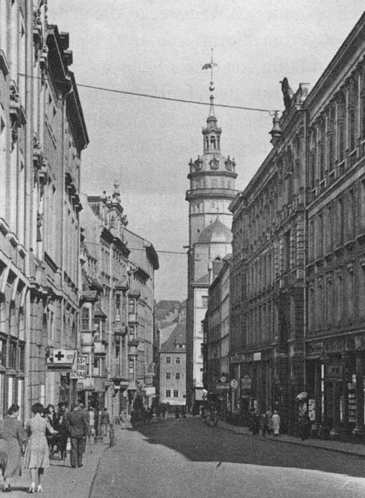  Die Universitätsstraße in Leipzig mit dem Paulinum (rechts), um 1930 / Public Domain