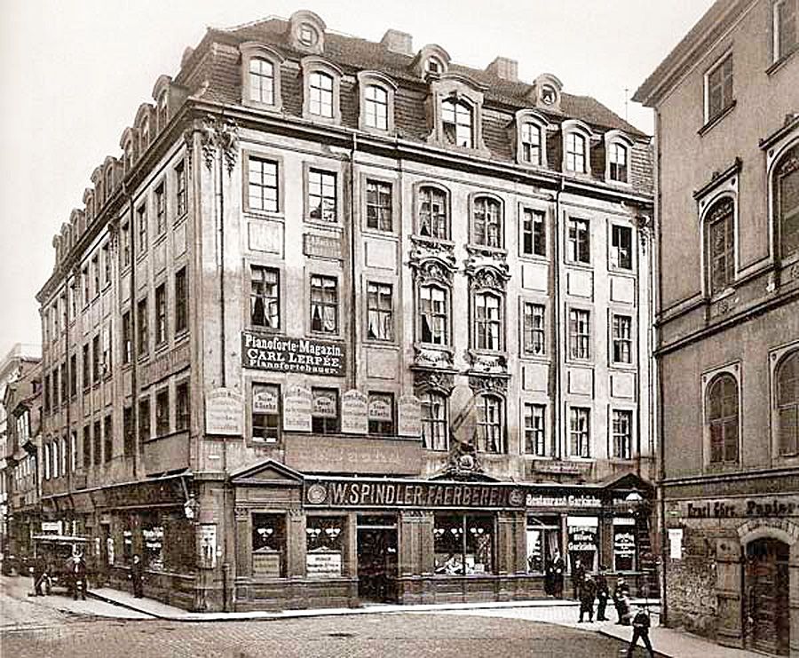  Haus Silberner Bär in Leipzig um 1890. Der frühere Eingang unter dem Bären-Hauszeichen ist hier bereits verlegt. / Public Domain