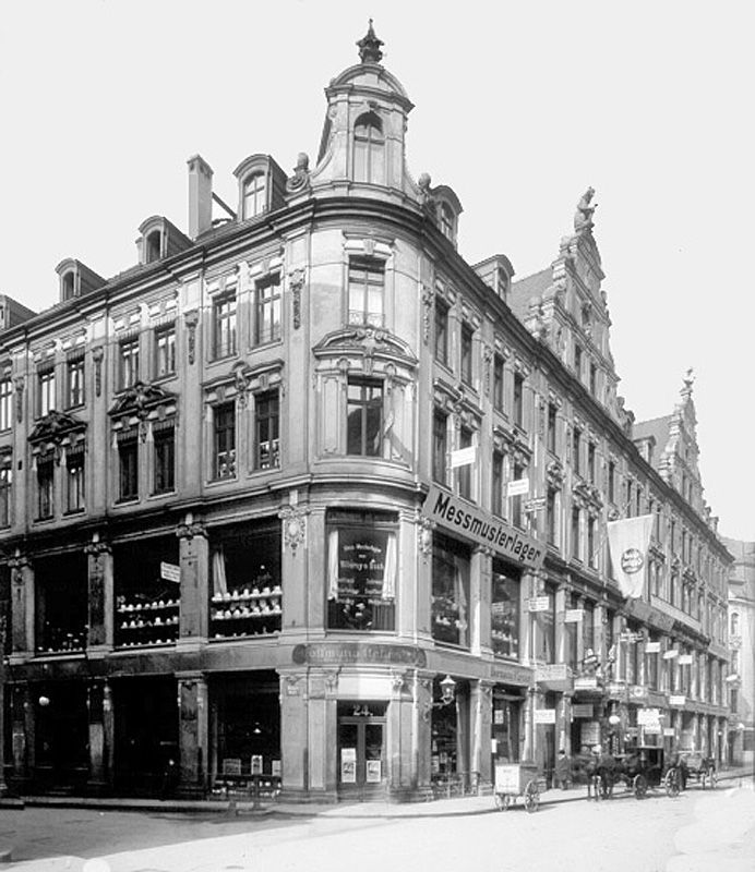  Messehaus Silberner Bär in Leipzig, Universitätsstraße Ecke Magazingasse (1902) / Public Domain