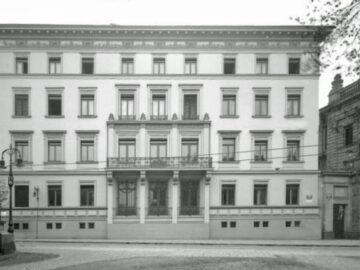 Das Universitätsrentamt um 1920, rechts das Schinkeltor als Verbindung zum Augusteum / Public Domain