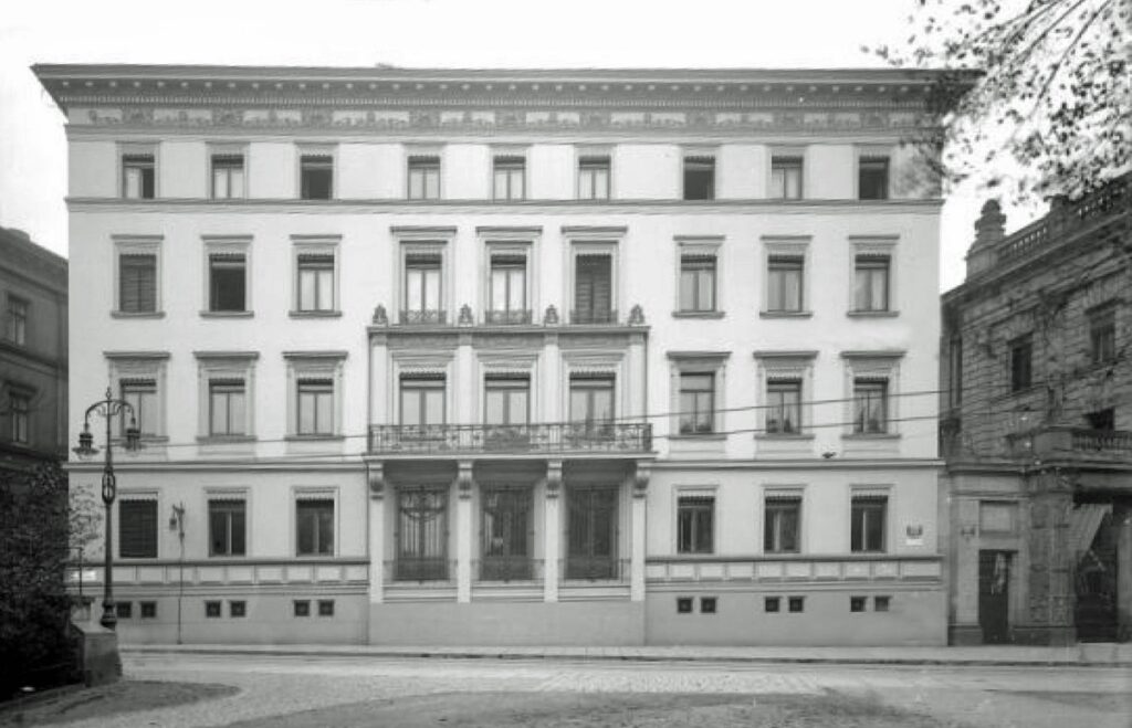 Das Universitätsrentamt um 1920,rechts das Schinkeltor als Verbindung zum Augusteum / Public Domain