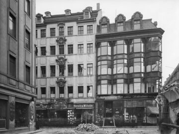 Front des Hauses zur Flora nach der Petersstraße, ca. 1919 / Public Domain