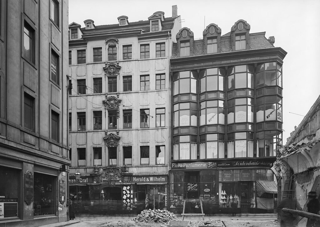 Front des Hauses zur Flora nach der Petersstraße, ca. 1919 / Public Domain