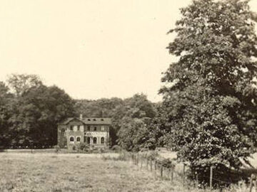 Die Waldschänke Lößnig von der Raschwitzer Straße aus, um 1950 / Martin Geisler in der Wikipedia auf Deutsch, CC BY-SA 3.0, via Wikimedia Commons