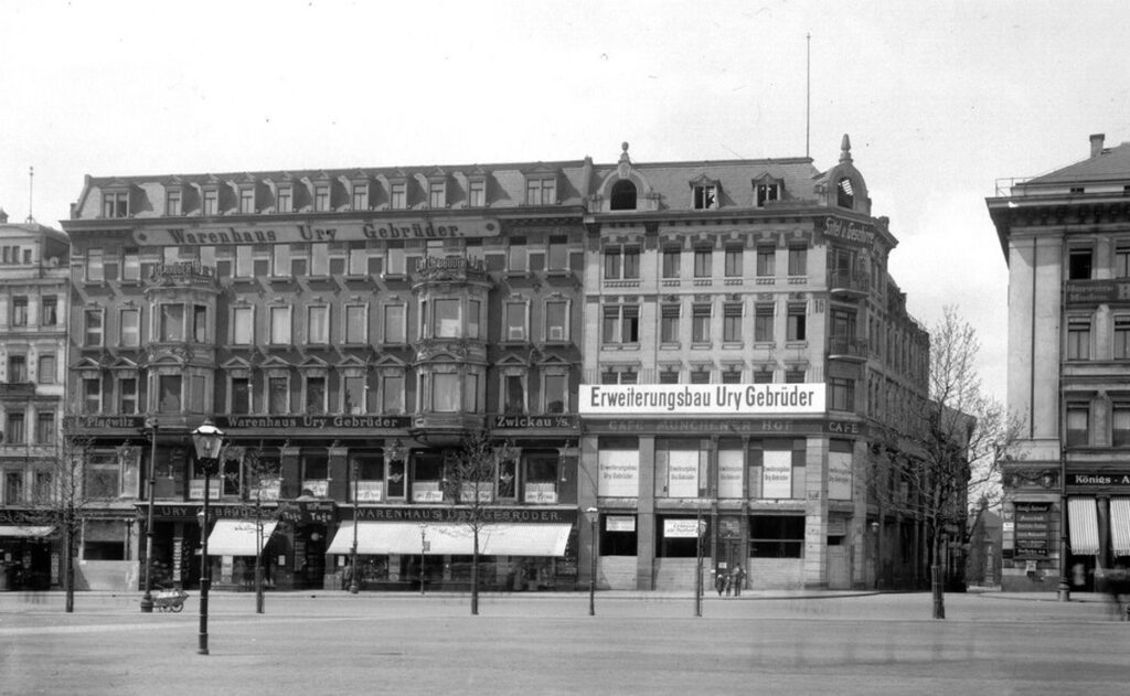 Das Warenhaus der Gebrüder Ury am Leipziger Königsplatz um 1914 vor dem Umbau / Public Domain