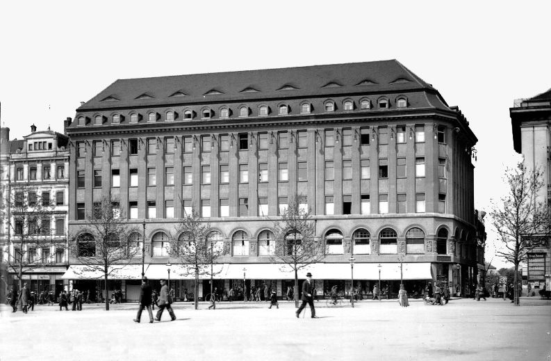 Warenhaus Ury am Königsplatz in Leipzig, um 1918 / Public Domain