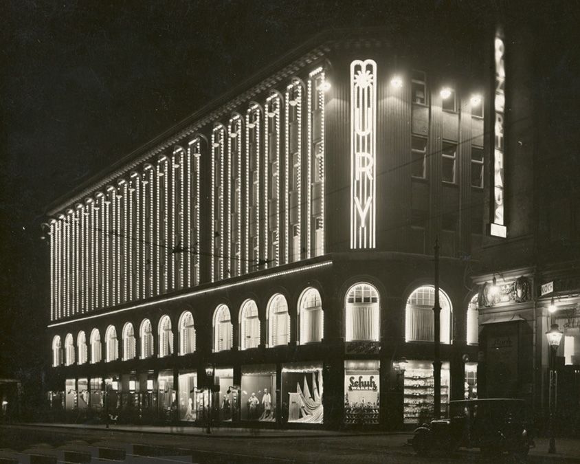 Warenhaus Ury am Königsplatz in Leipzig bei Nacht, 1928 / Public Domain