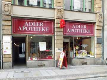 Die Adler-Apotheke in Leipzig, 2011 / Geisler Martin, CC BY-SA 3.0, via Wikimedia Commons