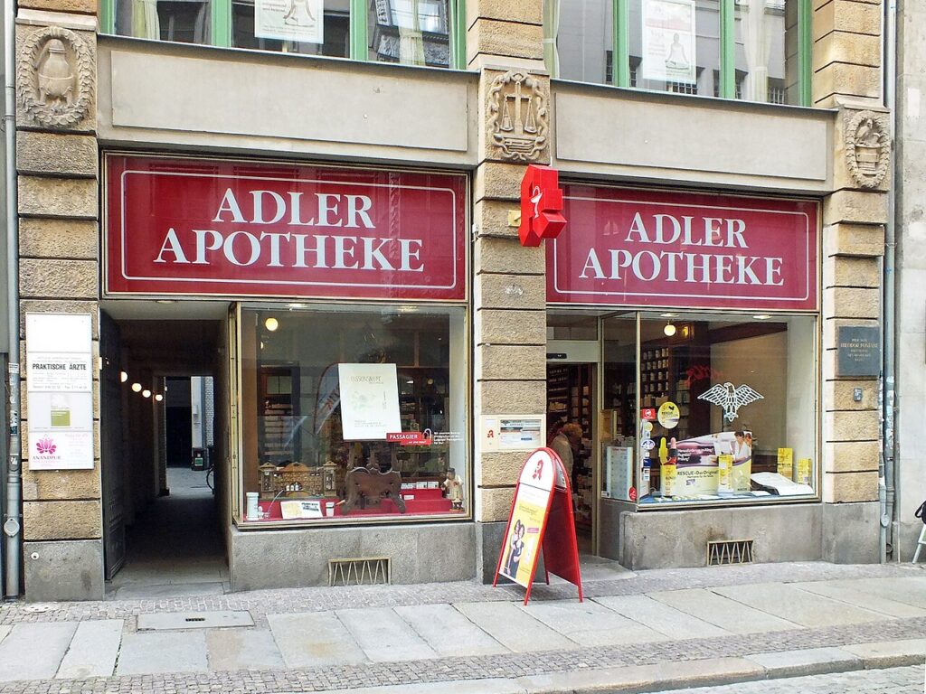 Die Adler-Apotheke in Leipzig, 2011 / <a href="https://commons.wikimedia.org/wiki/File:Leipzig_Adler-Apotheke.jpg">Geisler Martin</a>, <a href="https://creativecommons.org/licenses/by-sa/3.0">CC BY-SA 3.0</a>, via Wikimedia Commons