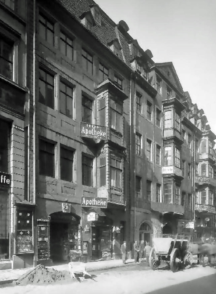 Die alte Adler-Apotheke in Leipzig 1907 vor ihrem Abriss / Public Domain