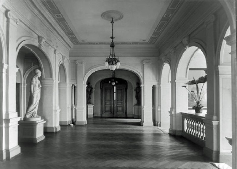 Die Wandelhalle im Obergeschoss des Logenhauses der Minerva zu den drei Palmen in Leipzig / Public Domain