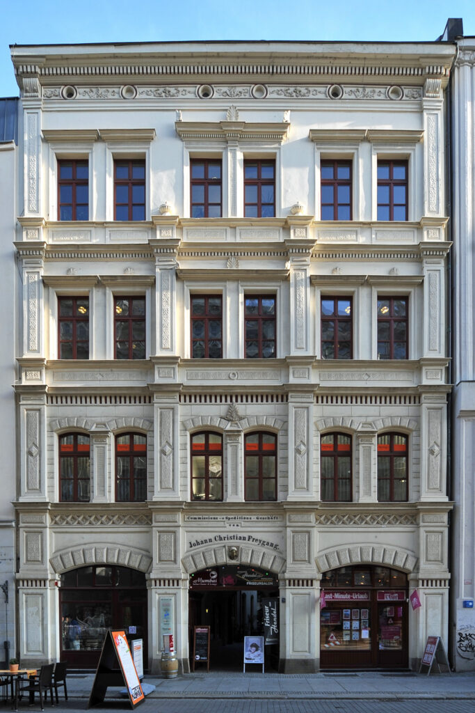 Haus Goldene Hand (2012) / <a href="https://commons.wikimedia.org/wiki/File:Leipzig_Nikolaistr_16_1462.jpg">Ailura, CC BY-SA 3.0 AT</a>, <a href="https://creativecommons.org/licenses/by-sa/3.0/at/deed.en">CC BY-SA 3.0 AT</a>, via Wikimedia Commons