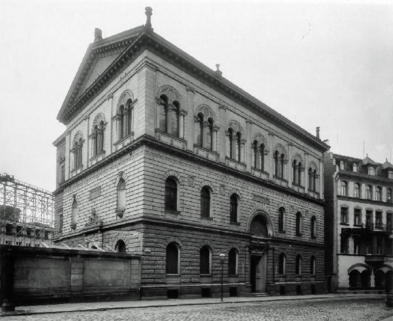 Das Logenhaus der Freimaurerloge Minerva zu den drei Palmen in Leipzig, Schulstraße 1, nach dem Neuaufbau 1884–1886 von Max Bösenberg, im Hintergrund die Gerüste für das Neue Rathaus / Public Domain