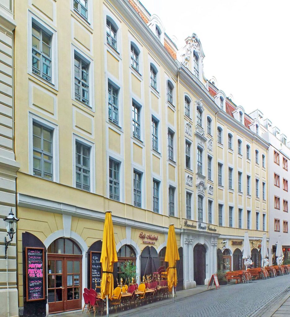 Straßenfront des Alten Klosters (2017) / <a href="https://commons.wikimedia.org/wiki/File:Lzg._Altes_Kloster_Klostergasse_5.jpg">Martin Geisler</a>, <a href="https://creativecommons.org/licenses/by-sa/4.0">CC BY-SA 4.0</a>, via Wikimedia Commons